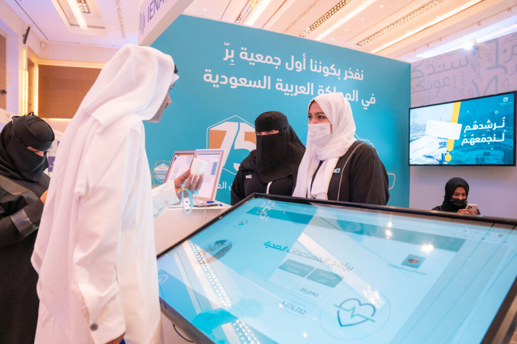 جانب من مشاركة جمعية البر بمكة المكرمة في المعرض الدولي للقطاع غير الربحي والأوقاف بالرياض